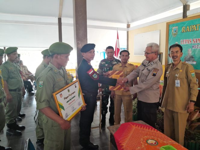 
 Jaga Kantor Desa Secara Bergilir, Linmas Desa Pecarikan Mendapatkan Reward dari Muspika Prembun