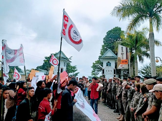 
 Para Maha Siswa Berunjuk Rasa Minta Copot Jabatan Kepala Bappeda