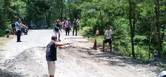
 Terjadinya Jalan Ambles di Kismantoro TNI – Polri Hadir Berikan Penanganan Darurat