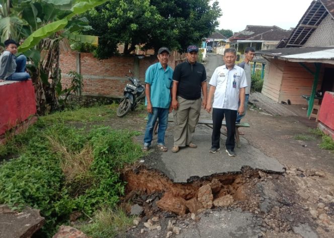 
 Jembatan Gotong Royong Terputus Akibat Erosi dan Hujan