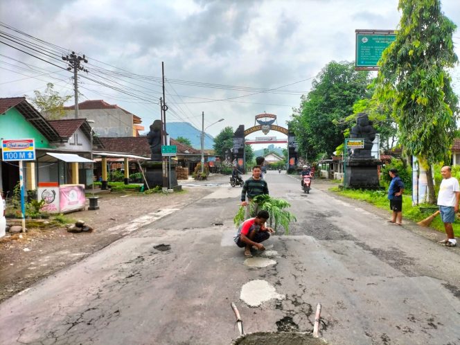
 Antisipasi Laka Karang Taruna Dwi Tunggal Desa Biting Purwantoro Tiap Minggu Adakan Kegiatan Kerja Bakti