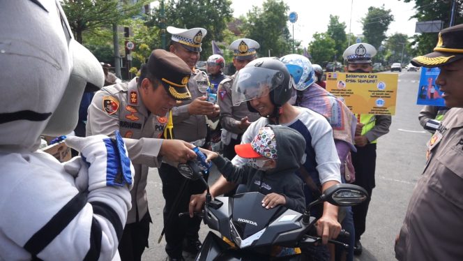 
 Operasi Keselamatan Candi, Kapolres Kebumen Bagikan Bingkisan kepada Warga yang Tertib