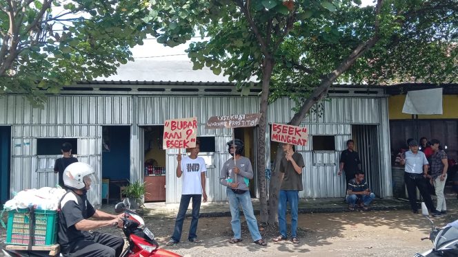 
 Ratusan Masyarakat Demo Menuntut Pembongkaran Total Warung Prostitusi Terselubung di Ponorogo.
