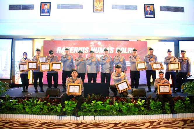 
 Kabid Humas Polda Jateng terima Penghargaan Pengelolaan Medol dan Medsos Terbaik dari Kadiv Humas Polri