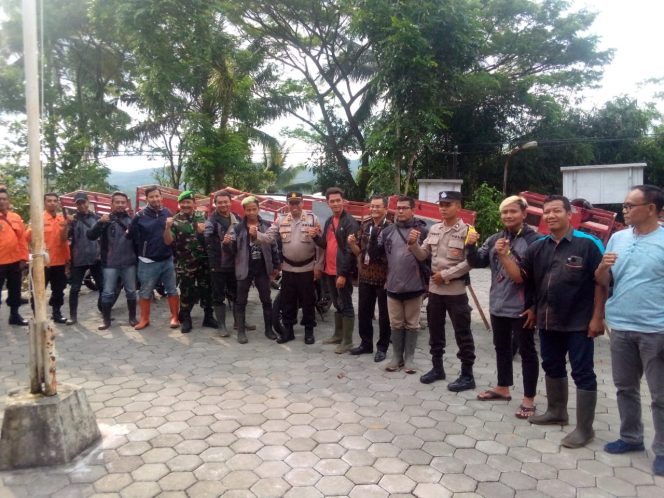 
 Polisi Sektor Wadaslintang Resort Wonosobo Lakukan Sosialisasi Tertib Berkendara Terhadap Para Pedagang Sayur