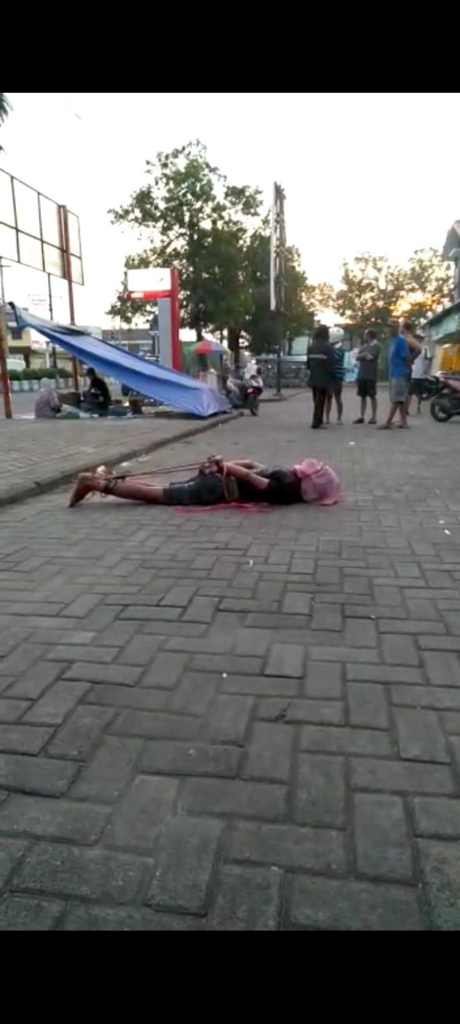 
 Kepergok Hendak Mencuri Seorang Warga Babak Belur Dihajar Masa