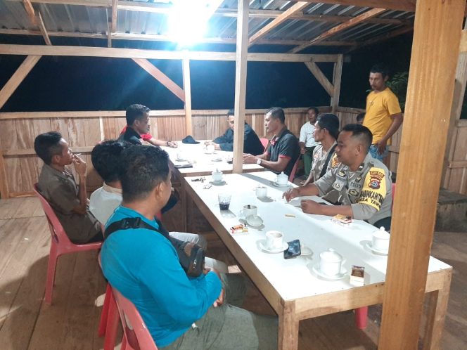 
 Patroli Sambang, Polsek Wera Datangi Warga di Desa Kalajena Yang Ronda Malam