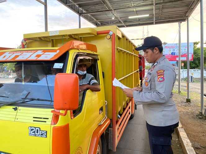 
 Polsek Kawasan Pelabuhan Poto KSB Periksa Truk Bermuatan Sapi