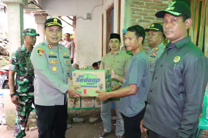 
 Kapolres Bima Kota Berikan Paket Sembako pada Warga yang Rumahnya Hanyut Banjir Bandang