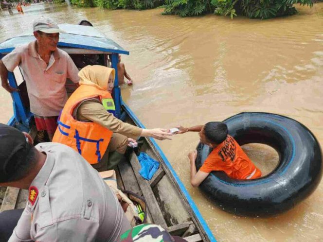 
 Hj.Ratna Machmud Selaku Bupati Kab. Musi Rawas Terjun Langsung Ke Lokasi Desa Yang Terdampak Banjir