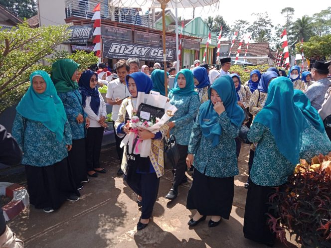 
 Ketua Dan Para Tim PKK Kabupaten Ciamis Melakukan Kunjungan Kerja Ke Desa Sirna Jaya Kecamatan Raja Desa