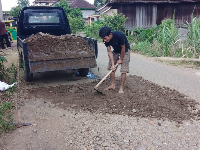 
 Tak Kunjung Diperbaiki Pemprov Lampung, Kepala Kampung Tanjung Kurung Lama Ajak Warganya Tambal Jalan Berlobang