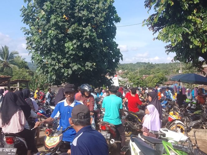 
 Warga Padati Pasar Harian Kampung Tanjung Kurung Lama, Jalanan Macet