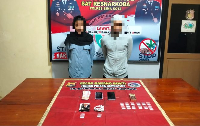 
 Miliki Belasan Gram Sabu Poketan, Pria Terduga Pengedar Bersama Mahasiswi ini Disergap Tim Opsnal Sat Resnarkoba di Kamar Kost