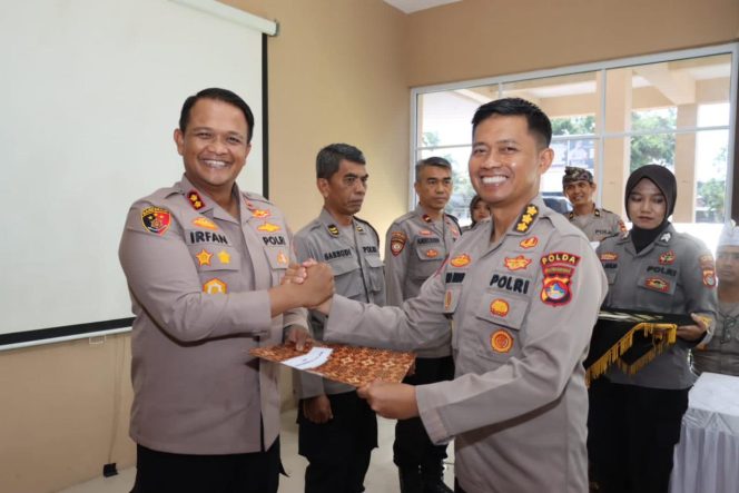 
 Kapolda NTB Berikan Penghargaan Kepada Personil Polres Lombok Tengah