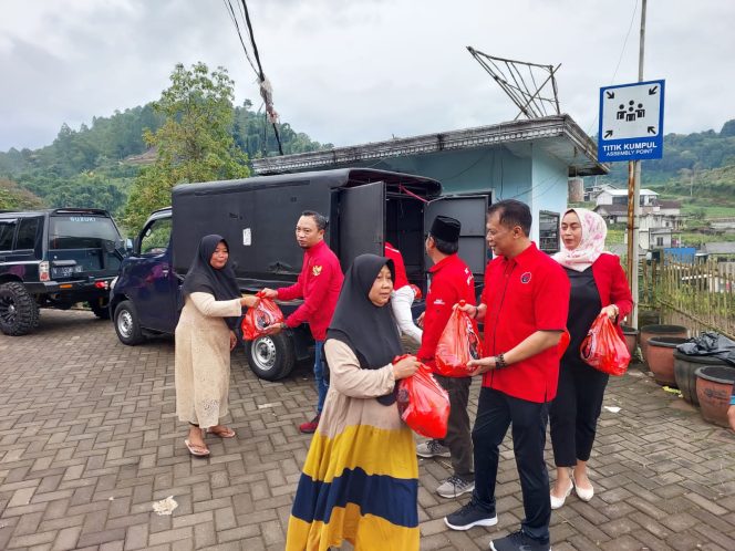
 Politisi PDI Perjuangan Bagikan Sembako di Bulan Suci Ramadhan, Khamim Tohari: Sudah Menjadi Agenda Tahunan