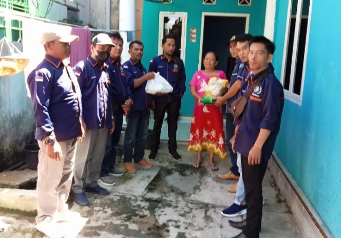 
 DPC KWI Tanggamus Bagi Bagikan Sembako