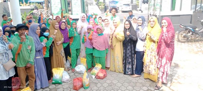 
 Jelang Idul Fitri, Wabup Lampung Utara Bagikan Paket Sembako Kepada Ratusan Petugas Kebersihan Di Bumi Ragem Tunas Lampung
