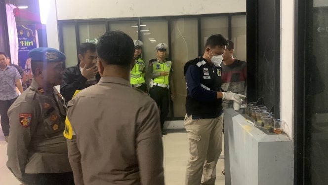 
 Kapolres Tulang Bawang Pimpin Langsung Cek Urine Personel Yang Terlibat Operasi Ketupat Krakatau 2023