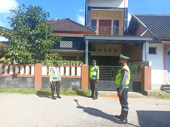 
 Polres Loteng Patroli Rumah Kosong Saat Warga Mudik Lebaran 2023
