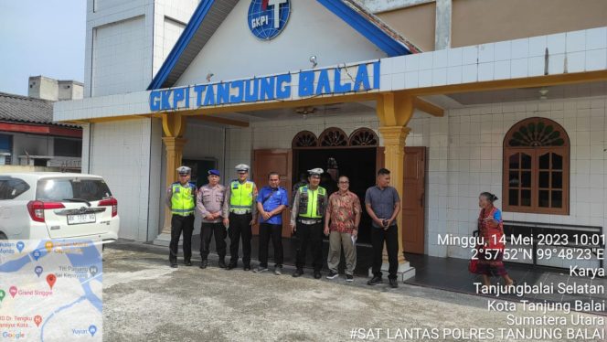 
 Jaga Khantibmas, Sat Lantas Polres Tanjung Balai Atur Arus Lalulintas Di Jalan Depan gereja