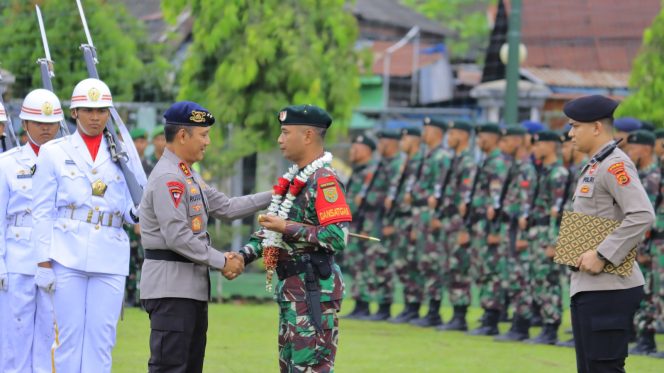 
 Kapolda Jambi pimpin upacara penyambutan Satgas Yonif Raider 142/KJ dan BB Pengukuhan Keluarga Asuh