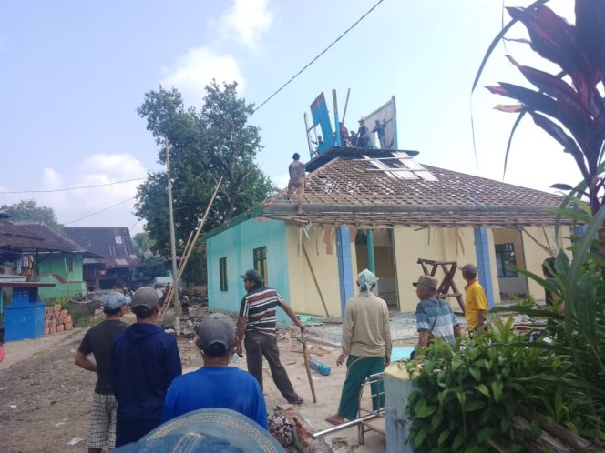 
 Atusias Warga Kampung Bergotong Royong Membongkar Masjid Yang Akan Dibangun Lebih Baiklahi