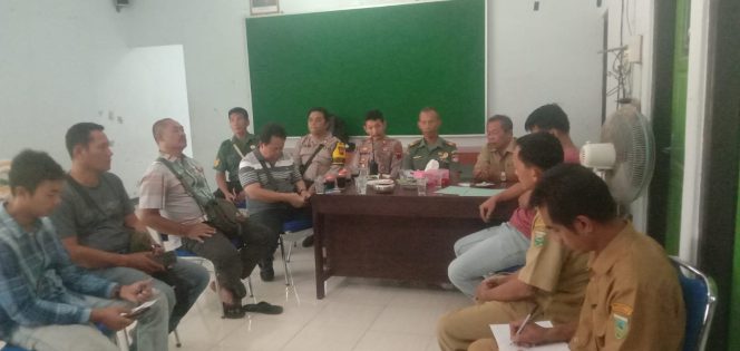 
 Masyarakat Desa Karangpoh Aksi Damai Akibat Pencemaran Lingkungan Dari Produksi Batcing Plan