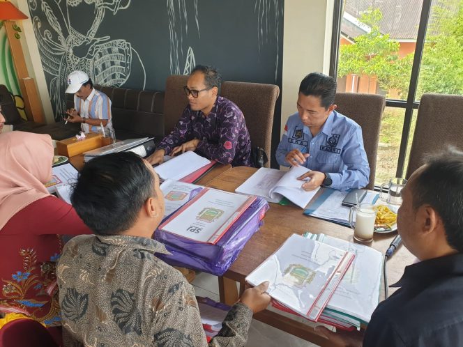 
 Kejari Wonosobo Memberikan Pembinaan Hukum dan Evaluasi Dana Transfer Desa Kepada Seluruh Kepala Desa se Kecamatan Kertek