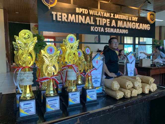 
 Puluhan Orang Ikuti Lomba Aerobic Di Terminal Mangkang