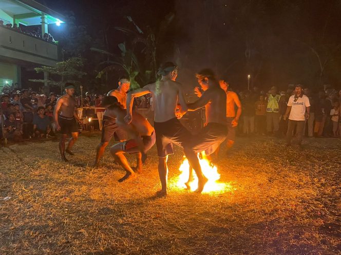 
 Unik, Desa Kawak Memerangi Angkara Murka dengan Sepak Bola Api