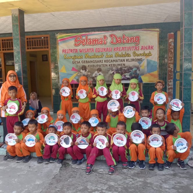 
 TK. Muslimat UMMUL QURO agendakan kegiatan pengenalan kerajinan grabah dan out bond.