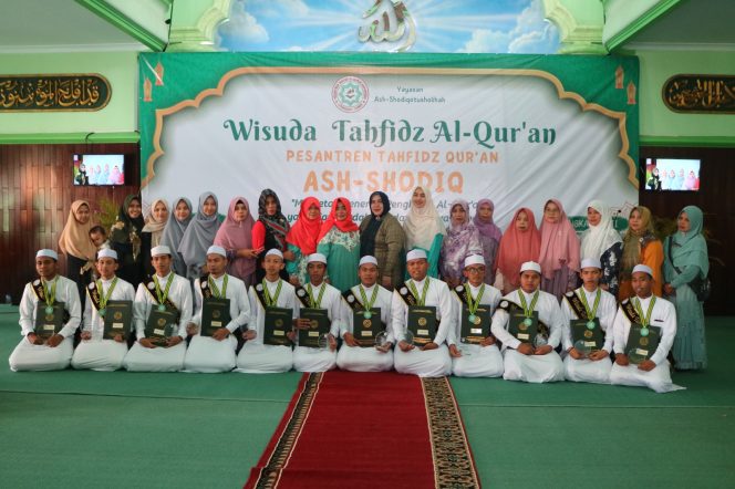 
 Pesantren Tahfidz Qur’an Ash-Shodiq Jatinagara Kabupaten Ciamis Laksanakan Wisuda Angkatan Ke-3