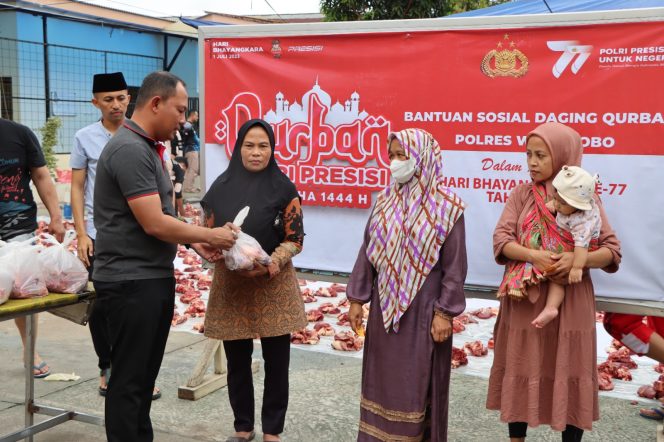 
 Polres Wonosobo Bagikan 950 Bungkus Daging Qurban Kepada Masyarakat