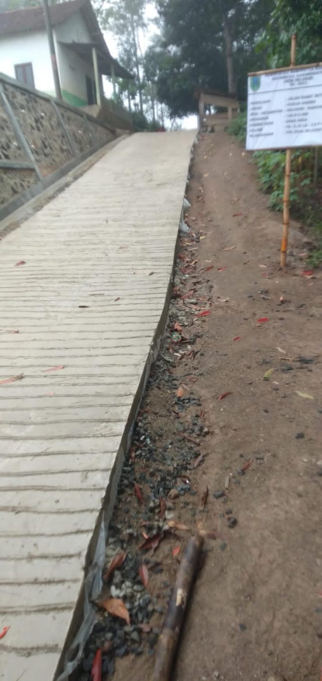 
 Pemerintah Desa Selogiri Kebumen Bangun Jalan Desa Dengan Rabat Beton