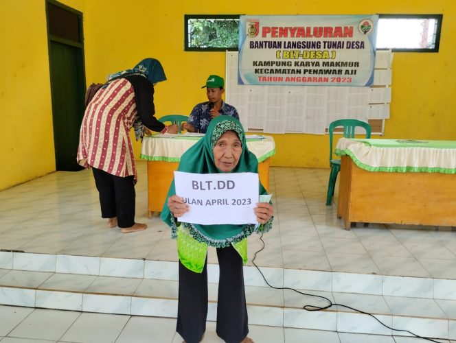 
 Kepala Kampung Karya Makmur  Salurkan BLT DD tahap dua Anggaran 2023
