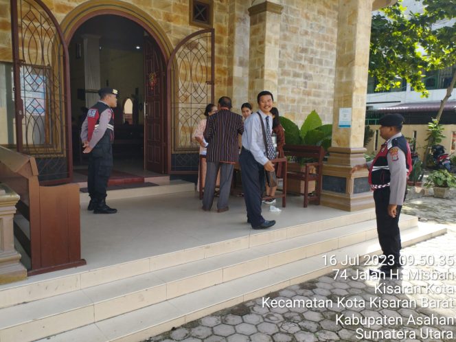 
 Anggota Sat Samapta Polres Asahan Amankan Gereja, Ini Yang Dilakukan