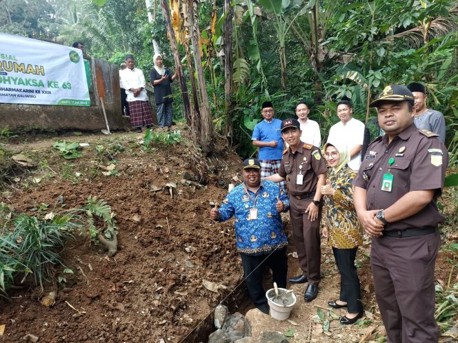 
 Kejari Wonosobo Berikan Bantuan Bedah Rumah Dan Renovasi Masjid Dalam Rangka Peringati Hari Bhakti Adhyaksa Ke 63 Dan HUT Ikatan Dharmakarini Ke XXIII