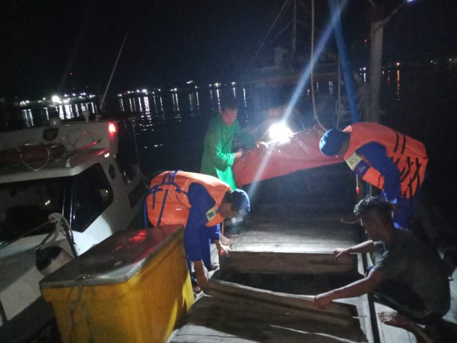 
 Personil Sat Polairud Polres Tanjung Balai Kejar Kapal Tanpa Nama Saat Melaksanakan Patroli Perairan Pada Dini Hari