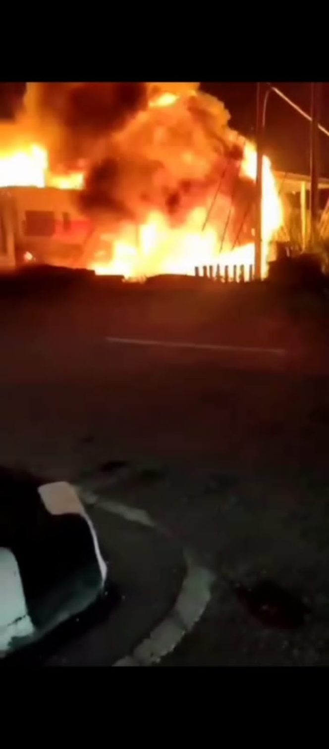 
 Kereta Tabrak Trailer Langsung Meledak