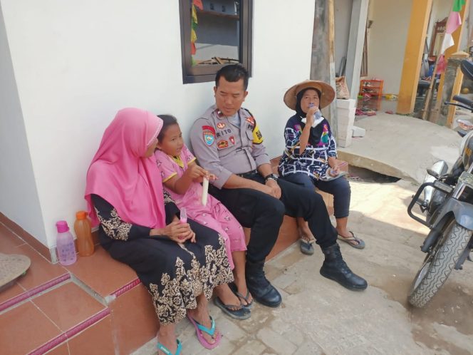 
 Pastikan Kualitas Sanitasi, Bhabinkamtibmas Turut Serta Cek fasilitas Jamban Di Desa