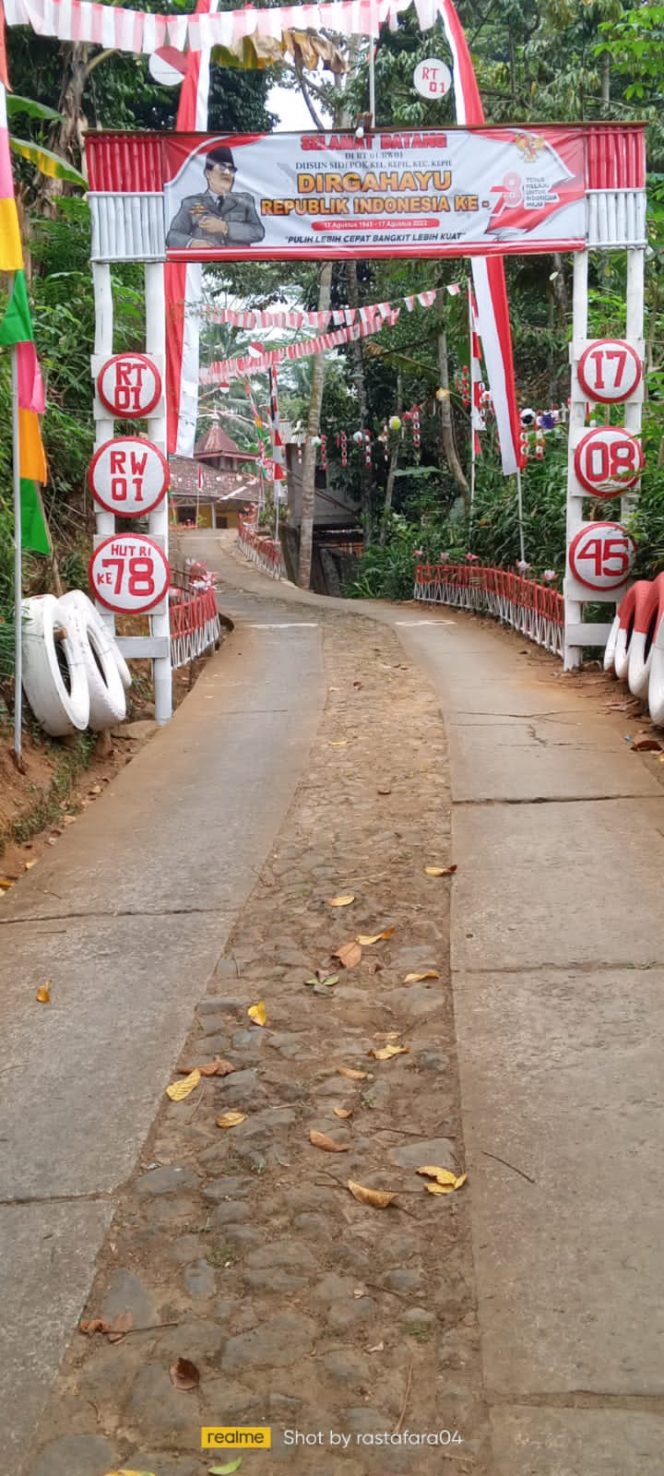
 Sambut HUT RI ke 78, Warga Sideplok RT 01/01 Kelurahan Kepil, Kecamatan Kepil Melakukan Kerja Bakti dan Membuat Gapura