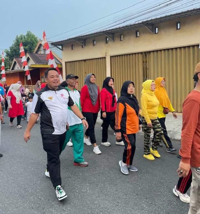 
 Tomi Mafinal Ketua Partai Bulan Bintang Lubuklinggau Mengajak Warga Jalan Santai Meriahkan HUT RI Ke 78