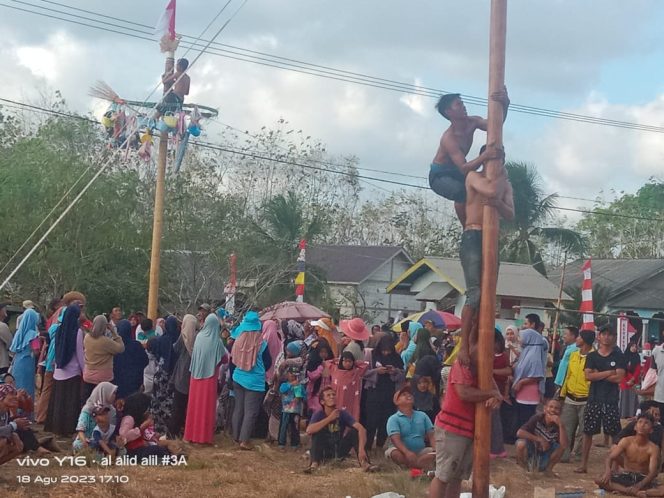 
 Warga Dua Desa, AsamJaya Dan Swarangan Antusias Mengikuti Perlombaan Panjat Pinang