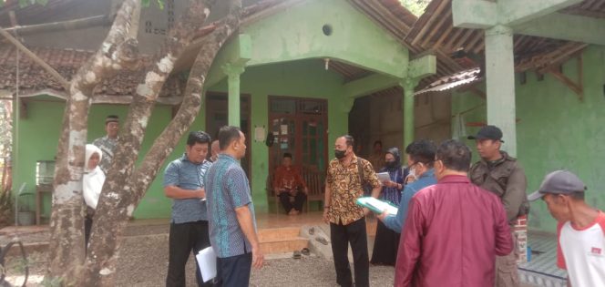 
 Sidang Desente ( Sidang Dilapangan ) Nampak Dua ( 2 ) Rumah Mulyanto Diduga Berada Dilahan Sengketa