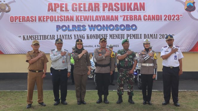 
 Sejumlah anggota polres wonosobo mengikuti apel gelar pasukan dalam rangka oprasi zebra Candi 2023
