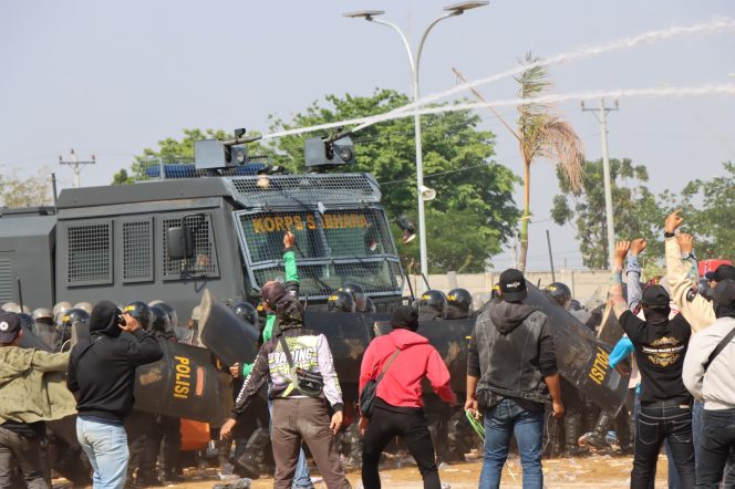 
 Simulasi Sispamkota, Kantor KPT Brebes di Serbu Massa
