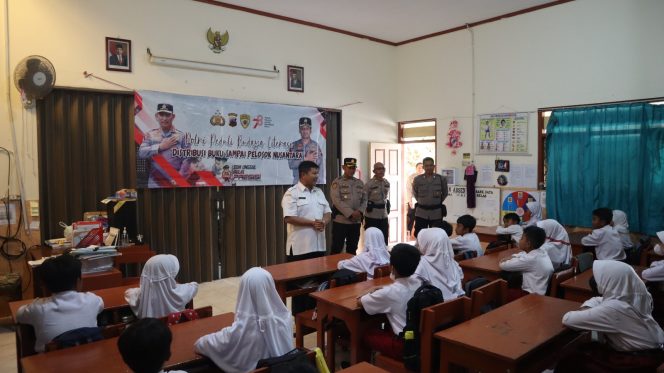 
 Tingkatkan Minat Baca dan Literasi, Polres Wonosobo Bagikan 1.015 Buku ke Sekolah-Sekolah