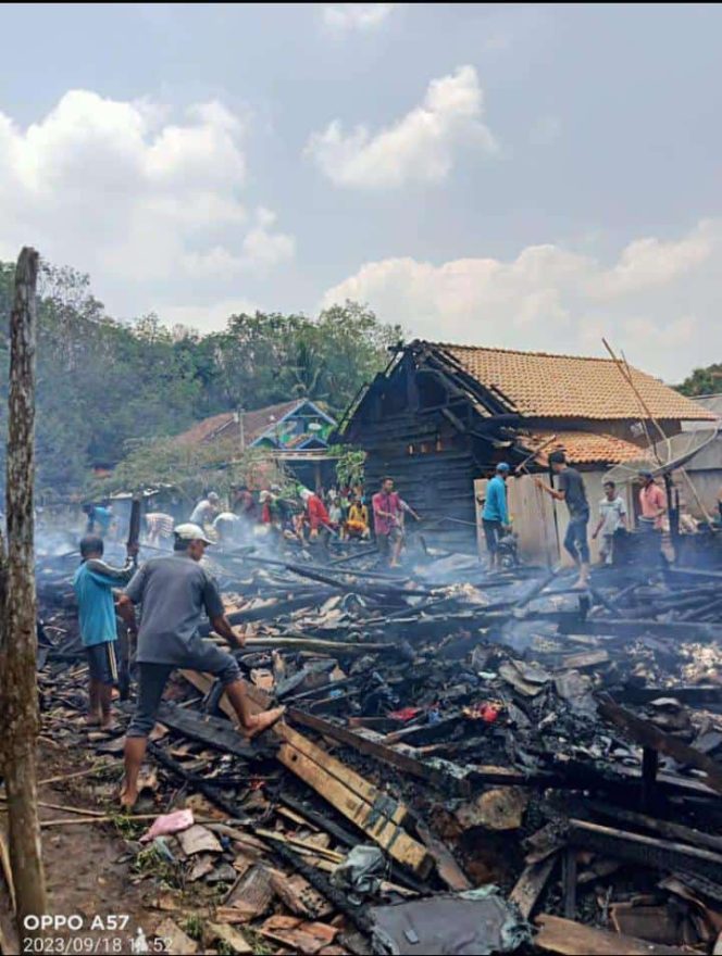 
 Akibat Arus Pendek Listrik, Satu Rumah Warga Hangus Terbakar Dilalap Sijago Merah