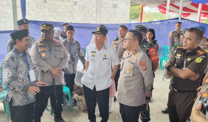 
 Kapolda Lampung Saat Cek Langsung TPS Pilkakam 2023 di Tulang Bawang